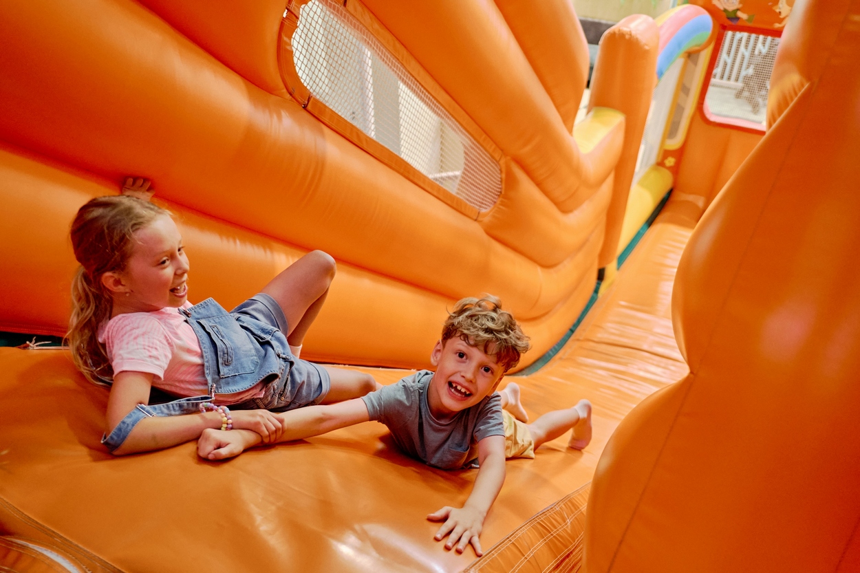 children laughing while playing on an inflatable s 2026 01 08 23 55 16 utc Nero Ocio